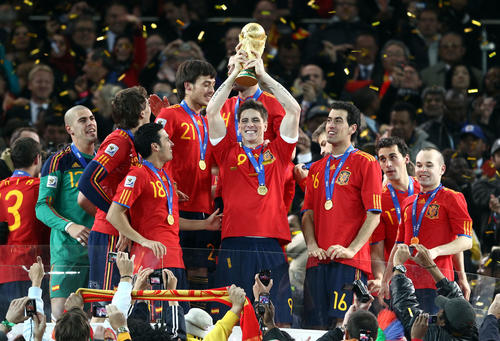 2010年7月11日、W杯南アフリカ大会決勝　オランダ対スペイン　初優勝しスペインFWフェルナンドトーレス（中央）はW杯トロフィーを手にチームメートと喜び合う