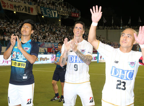 2018年7月22日、鳥栖対仙台 試合終了後、鳥栖FWフェルナンドトーレスはスタンドのサポーターに手を振る(撮影・梅根麻紀)