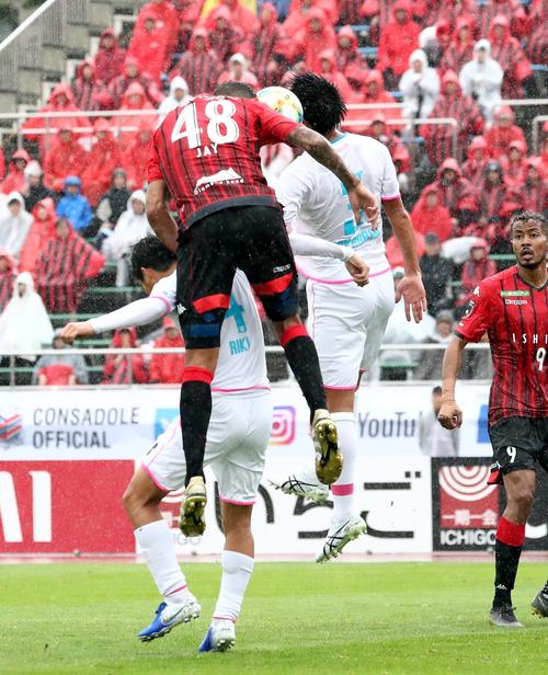 札幌対鳥栖　前半31分、ヘディングで得点を決める札幌FWジェイ（撮影・黒川智章）