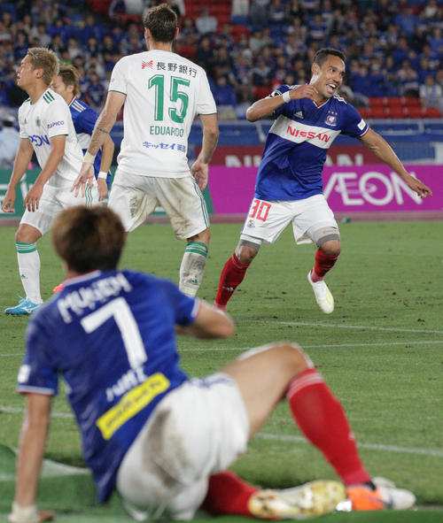 横浜対松本　後半、値千金の決勝ゴールを決める横浜FWエジガル・ジュニオ（右上）（撮影・中島郁夫）