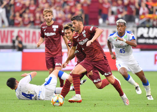 神戸対大分　前半、ドリブルで攻める神戸FWダビド・ビジャ（撮影・上田博志）