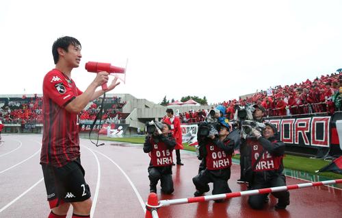 札幌対鳥栖　試合後、サポーターに拡声器であいさつするDF石川（撮影・黒川智章）