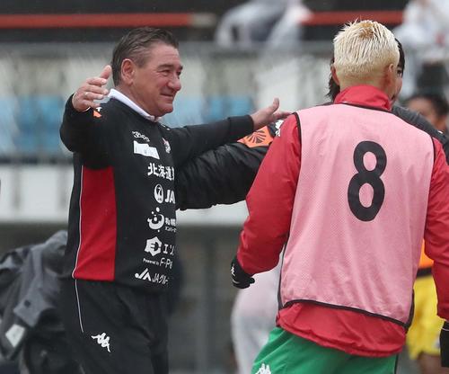 札幌対鳥栖　試合後、選手らと抱き合うペトロビッチ監督（撮影・黒川智章）
