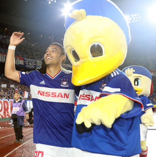 横浜対松本　マスコットのマリノス君と一緒に声援に手を振り応える横浜FWエジガル・ジュニオ（撮影・中島郁夫）