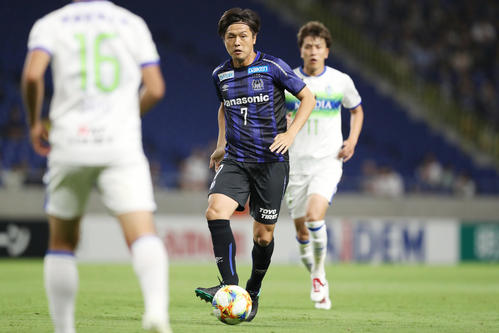 半、パスをトラップするG大阪MF遠藤（中央）（撮影・前田充）
