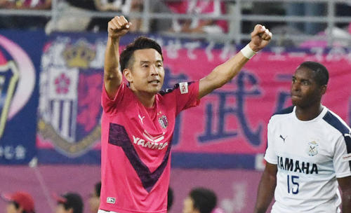 後半、C大阪MF水沼（左）はゴールを決め両手でガッツポーズ（撮影・奥田泰也）