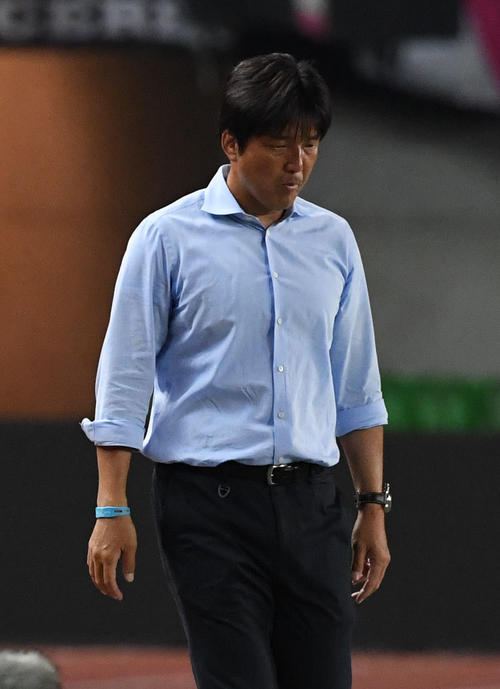 後半、チャンスあるも得点できず、うつむく磐田名波浩監督（撮影・奥田泰也）