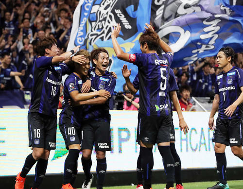 G大阪対湘南　後半、ゴールを決め、イレブンから祝福されるG大阪FW食野（左から2人目）（撮影・前田充）