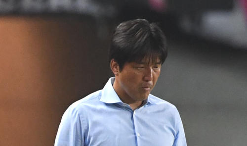 後半、チャンスあるも得点できず、うつむく磐田名波浩監督（撮影・奥田泰也）