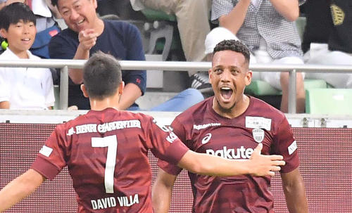 神戸対大分　前半、勝ち越しゴールを決め、FWビジャ（左）と喜び合う神戸FWウェリントン（撮影・上田博志）