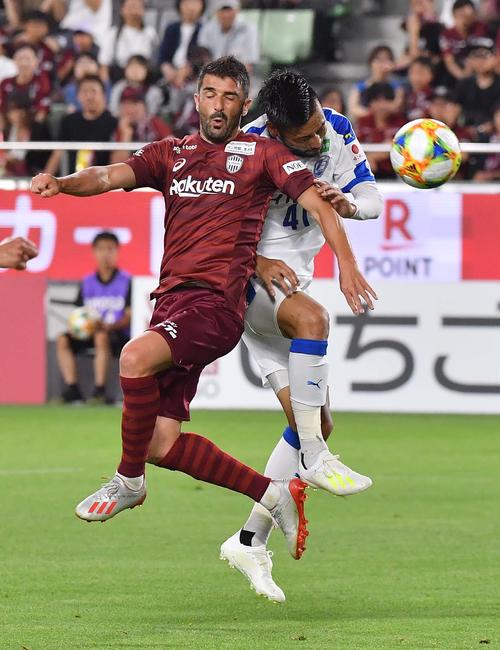 後半、神戸FWビジャ（左）はヘディングシュートを放つもゴールならず（撮影・上田博志）