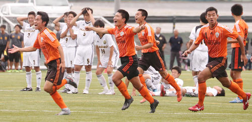 八戸学院野辺地西対羽黒　PK戦で勝利し喜びを爆発させる八戸学院野辺地西の選手たち（撮影・野上伸悟）