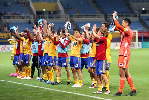 仙台対東京　試合後、サポーターと喜びを分かち合う仙台の選手たち