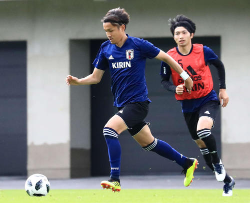 練習でドリブルする宇佐美（左）。右は柴崎（２０１８年６月４日撮影）