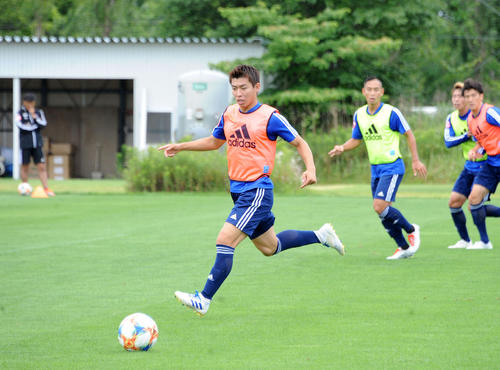 練習でボールを追う渡辺新太（撮影・斎藤慎一郎）