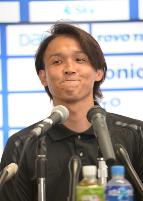 3年ぶりにG大阪に復帰した宇佐美は会見で気を引き締める（撮影・渦原淳）