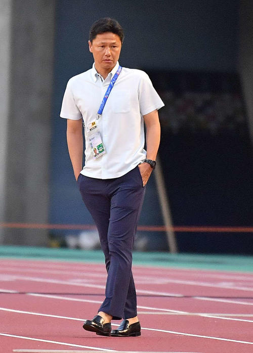 試合を見守る鹿島大岩剛監督（撮影・上田博志）
