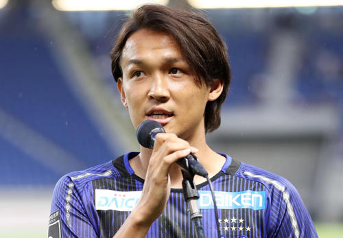 試合前、ピッチに登場しG大阪サポーターにあいさつする宇佐美（撮影・前田充）