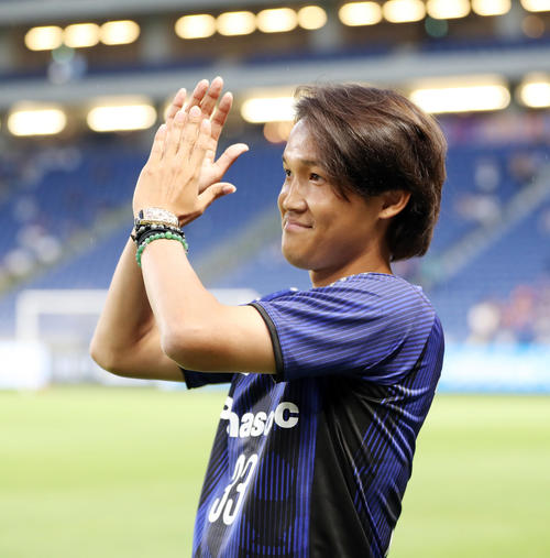 試合前、ピッチに登場しG大阪サポーターにあいさつする宇佐美（撮影・前田充）