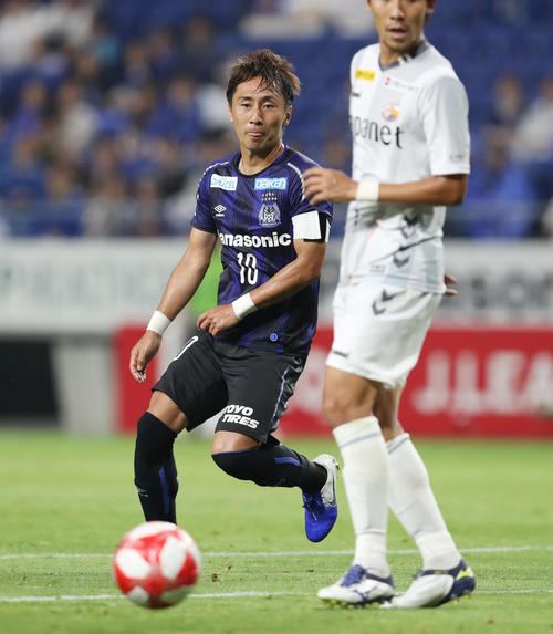 G大阪対長崎　前半、パスを出すG大阪MF倉田（撮影・前田充）