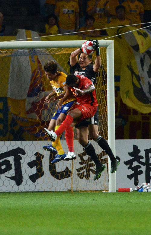 仙台対名古屋　前半、ゴール前のクロスをキャッチする仙台GKシュミット