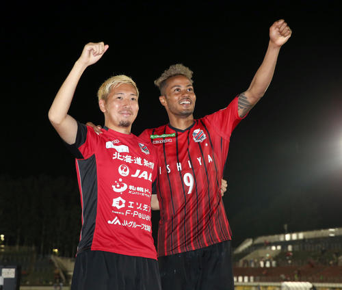 札幌対磐田　試合終了後、ファンの声援に応える札幌FW鈴木とDF福森（左）（撮影・佐藤翔太）
