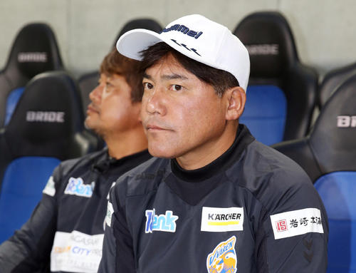 G大阪対長崎　試合前、厳しい表情を見せる長崎手倉森監督（撮影・前田充）