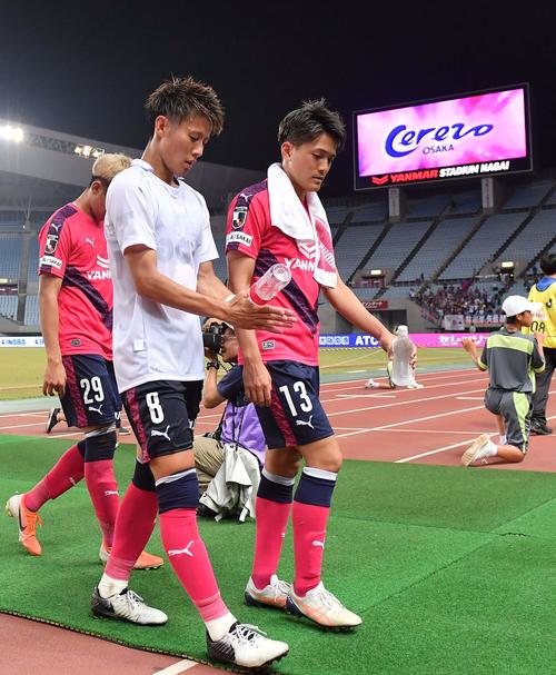 C大阪対東京　ホームでの引き分けに悔しそうな表情でピッチを引き揚げるC大阪FW柿谷曜一朗（左）とC大阪FW高木俊幸（撮影・上田博志）