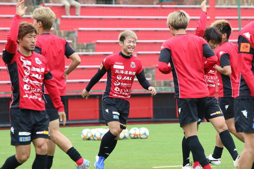 日本代表のブラジル遠征から戻りチームに合流した札幌FW菅（中央）（撮影・保坂果那）