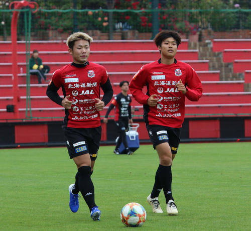 日本代表のブラジル遠征から戻った札幌FW菅（左）はFW岩崎とランニングする（撮影・保坂果那）