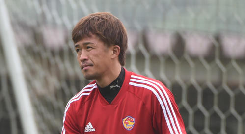 ストレッチをする仙台DF平岡（撮影・山田愛斗）