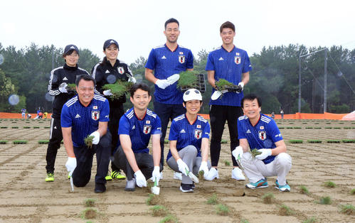 苗を植える、田嶋会長、熊谷市長、高円宮妃久子様、森田知事、後列左から宮間あやさん、澤穂希さん、吉田麻也、酒井宏樹（撮影・浅見桂子）