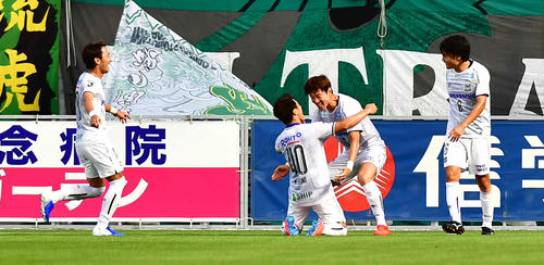 松本対G大阪、前半、G大阪FWファン・ウィジョ（左から3人目）は先制ゴールを奪いイレブンの祝福を受ける（撮影・小沢裕）