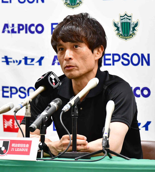 松本対G大阪、試合後の会見に臨むG大阪宮本監督（撮影・小沢裕）