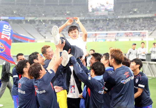 東京対横浜　壮行セレモニーで東京の選手たちに胴上げされる久保（撮影・大野祥一）