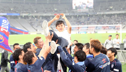 東京対横浜　壮行セレモニーで東京の選手たちに胴上げされる久保（撮影・大野祥一）