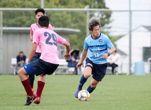 横浜FC対YSCC練習試合　後半、競り合う横浜FC・FW三浦（右）（撮影・鈴木正人）