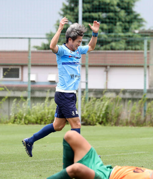 横浜FC対YSCC練習試合　後半、味方のゴールが決まらず悔しそうな表情を見せる横浜FC・FW三浦（撮影・鈴木正人）