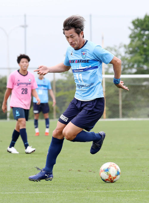 横浜FC対YSCC練習試合　後半、バックパスする横浜FC・FW三浦（撮影・鈴木正人）