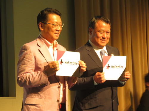国連女性機関が開催した「HeForShe　プラスワン！」イベントに参加した日本サッカー協会の田嶋会長(右)と文京区の成沢区長