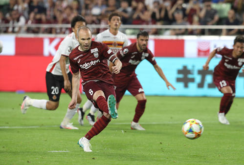 神戸対名古屋　後半、逆転のPKゴールを決めるMFアンドレス・イニエスタ（撮影・白石智彦）