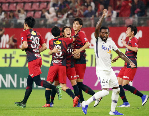 鹿島対広島　後半、勝ち越しゴールを決めた鹿島DF小池（中央）はイレブンと喜び合う（撮影・浅見桂子）