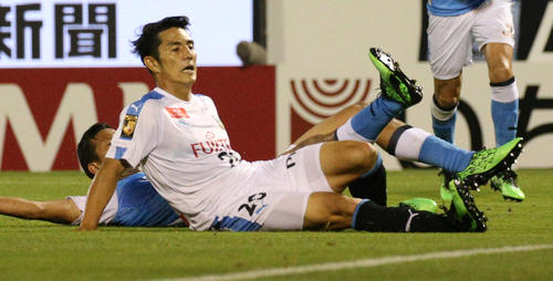 磐田対川崎F　後半、ゴールを決める川崎FのFW知念（撮影・中島郁夫）