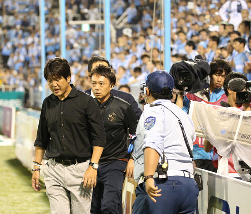 磐田対川崎F　スタンドのサポーターと話を終えた磐田名波監督（撮影・中島郁夫）