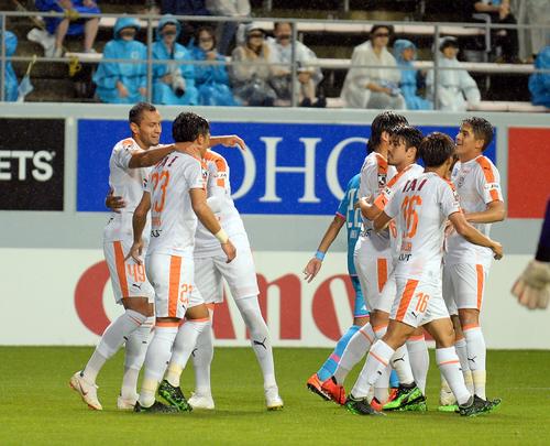 6試合連続ゴールを決め、喜びを分かち合う清水FWドウグラス（左端）