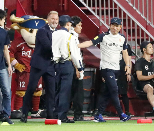 神戸対名古屋　名古屋に勝利したフィンク監督（左）は試合後、風間監督と握手する（撮影・加藤哉）