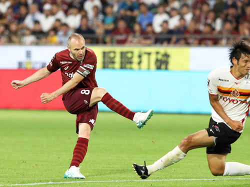 後半、勝ち越しゴール決めるMFアンドレス・イニエスタ（左）（撮影・白石智彦）