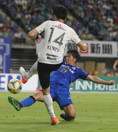 大分対浦和　浦和FW杉本健勇（左）のシュートを阻む大分DF岩田智輝（撮影・菊川光一）