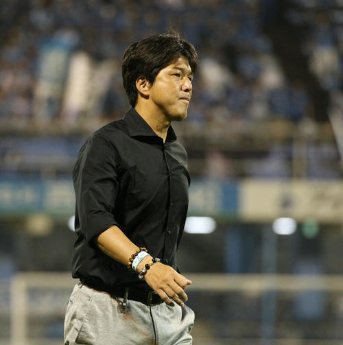 川崎F戦後、スタンドのサポーターの元へ向かう磐田名波監督（撮影・中島郁夫）