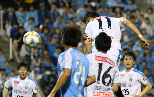磐田対川崎F　前半、先制ヘディングゴールを決める川崎FのFW小林（撮影・中島郁夫）